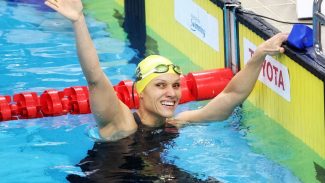 Carol Santiago é tricampeã mundial dos 100m costas em Singapura Carol Santiago é tricampeã mundial dos 100m costas em Singapura