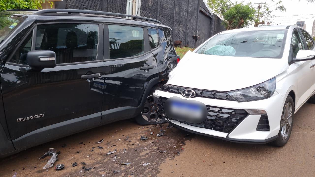 HB20 colide contra Jeep Renegade no Cancelli