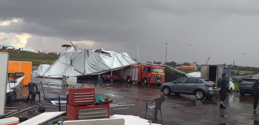 Vendaval derruba estrutura montada em evento no Autódromo de Cascavel