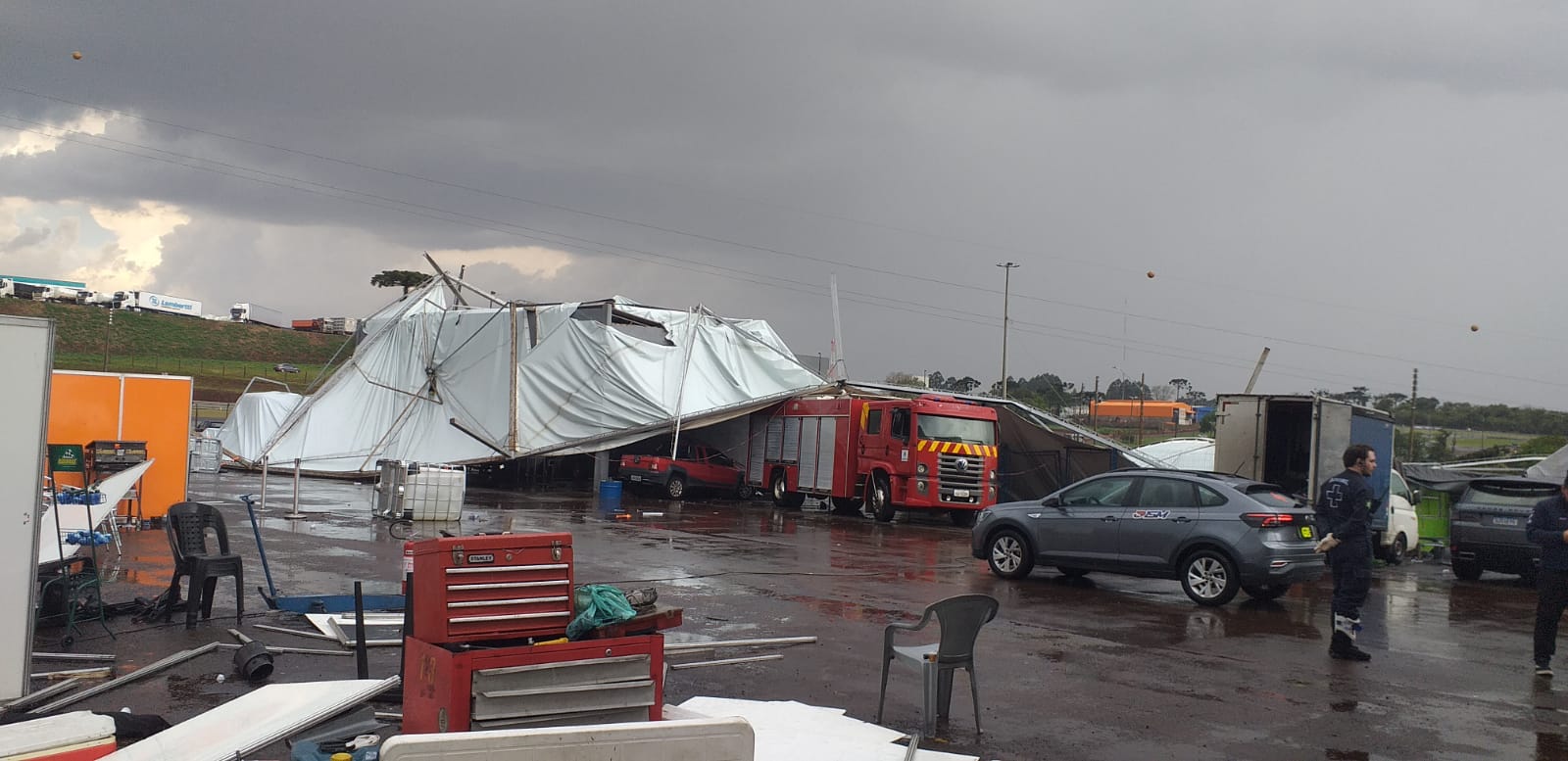 Vendaval derruba estrutura montada em evento no Autódromo de Cascavel