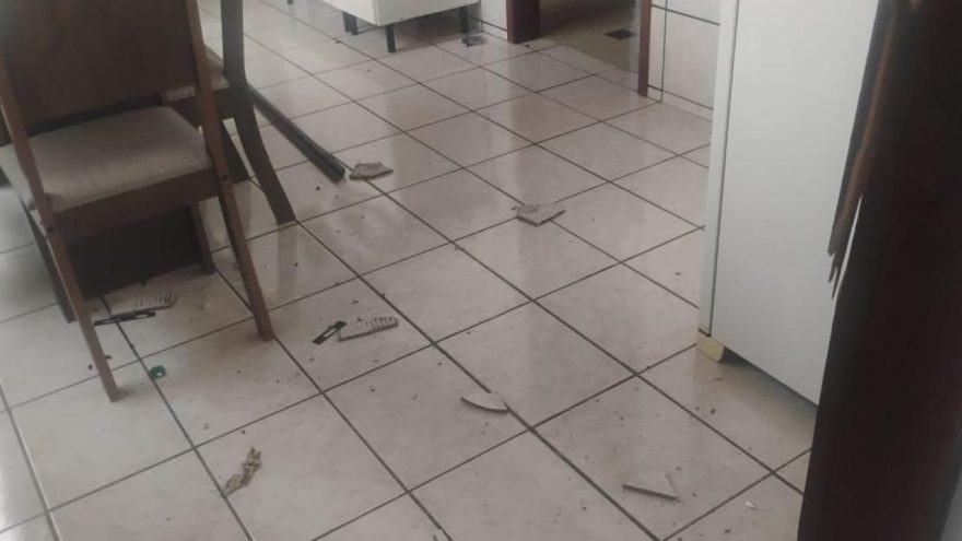 Imagens mostram como ficou residência invadida por ladrão baleado no Parque São Paulo