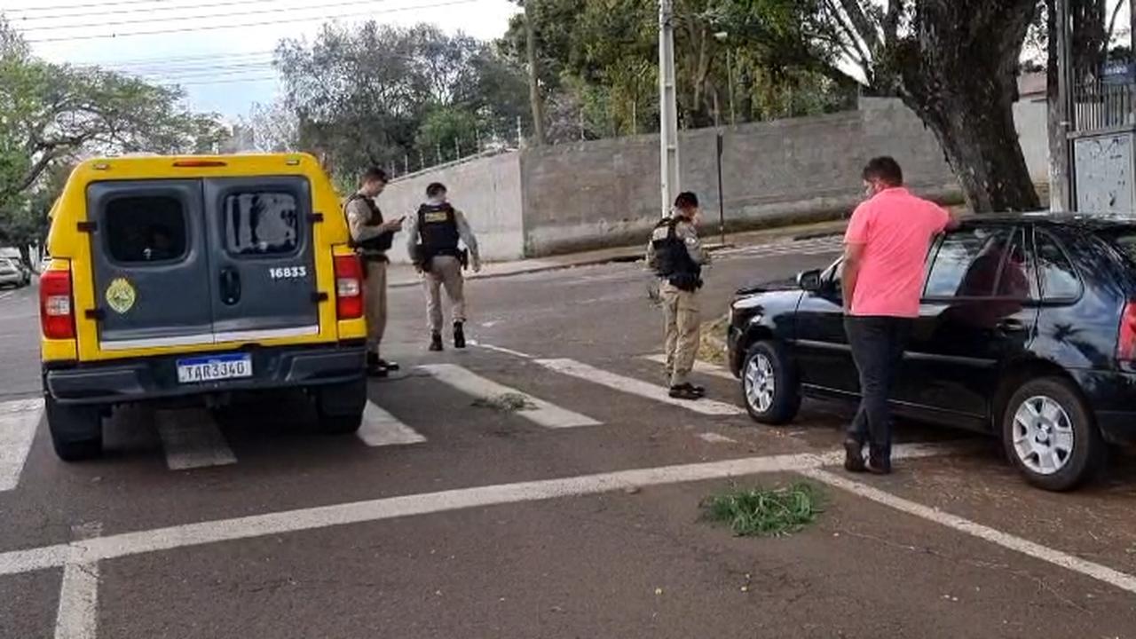 Motorista que colidiu contra árvore é detido por embriaguez