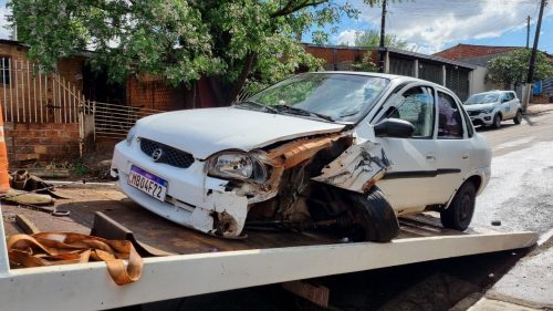 Dianteira de Corsa fica destruída após colisão contra muro de residência no Interlagos