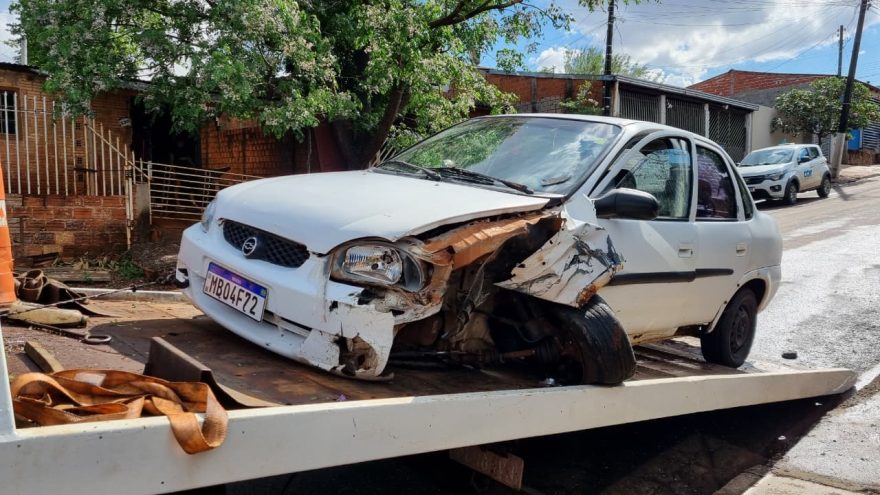 Dianteira de Corsa fica destruída após colisão contra muro de residência no Interlagos