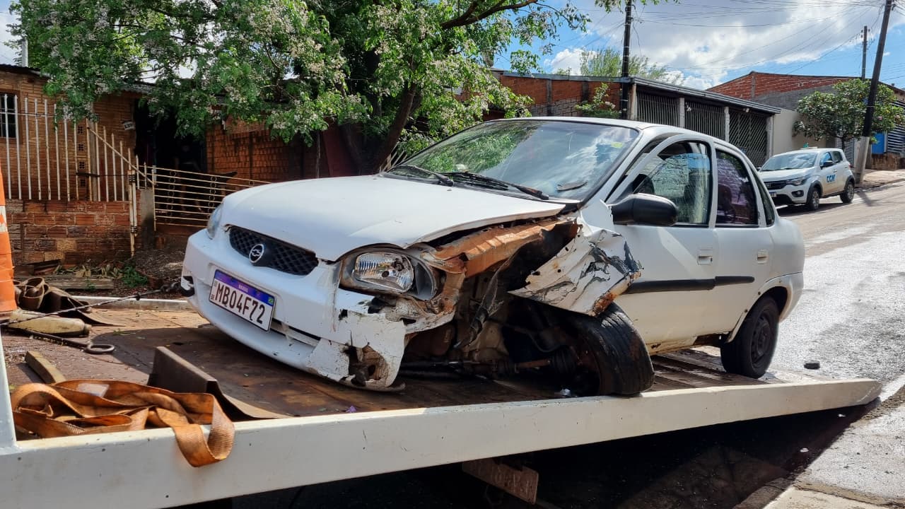 Dianteira de Corsa fica destruída após colisão contra muro de residência no Interlagos