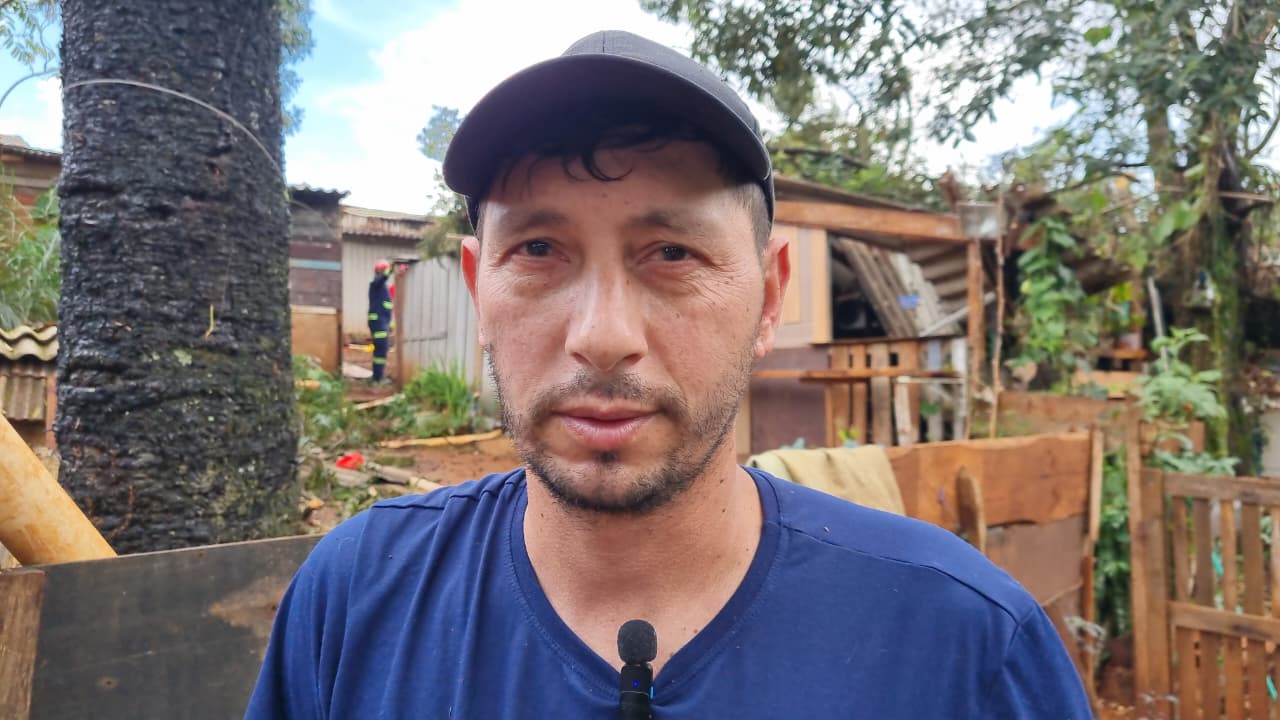 "Caiu um galho de árvore no meu menino mais novo, mas graças a Deus ele só sofreu arranhão", afirma homem que teve casa destruída