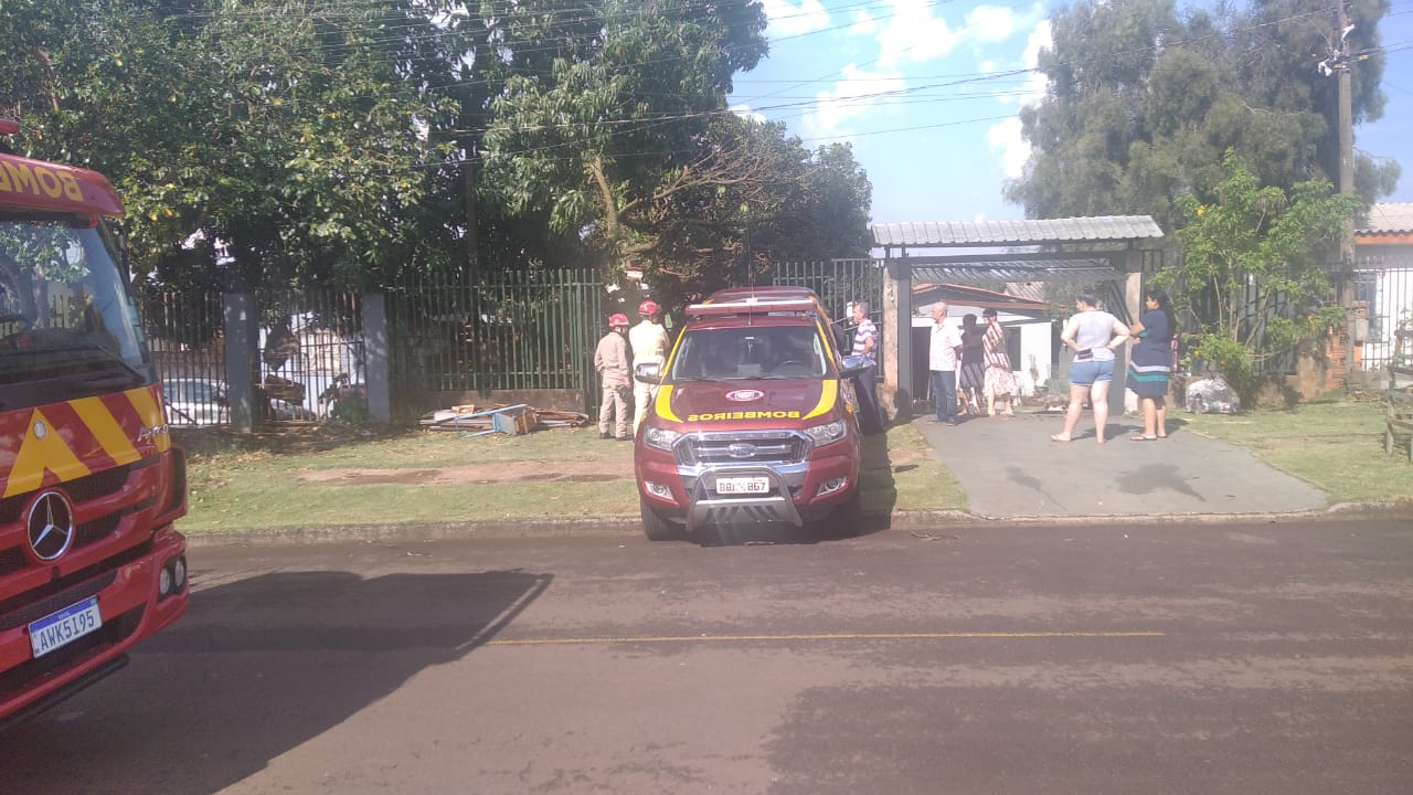 Árvore cai em cima de residência no Bairro Periolo, em Cascavel