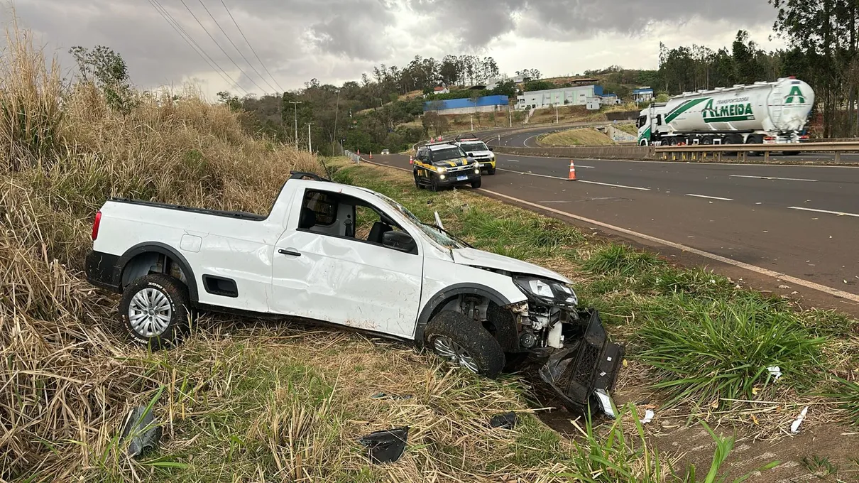 Capotou e assustou: carro sai da pista e deixa ferido no Contorno Sul de Apucarana