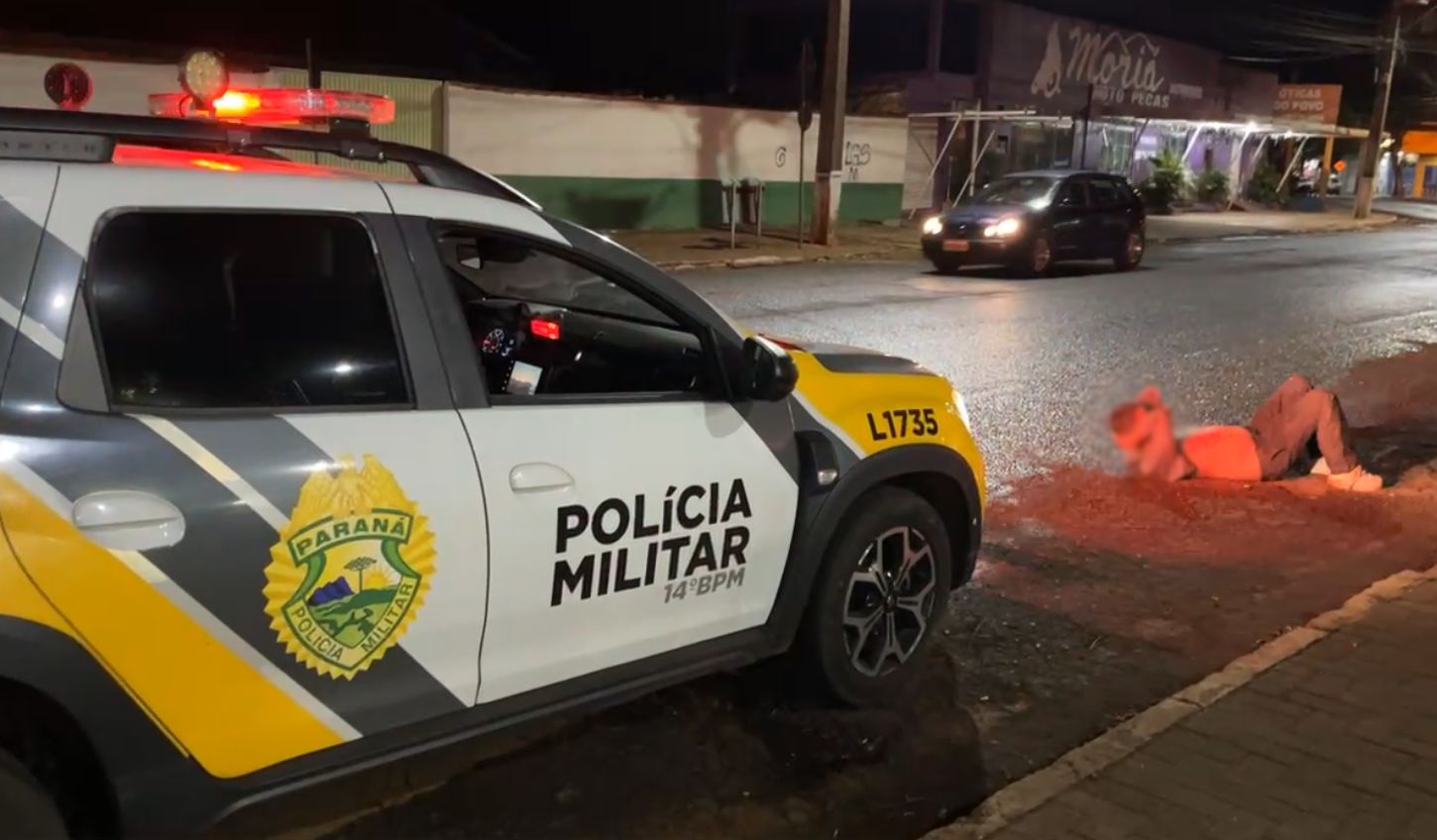 Pais se revoltam e espancam homem acusado de ato obsceno em praça