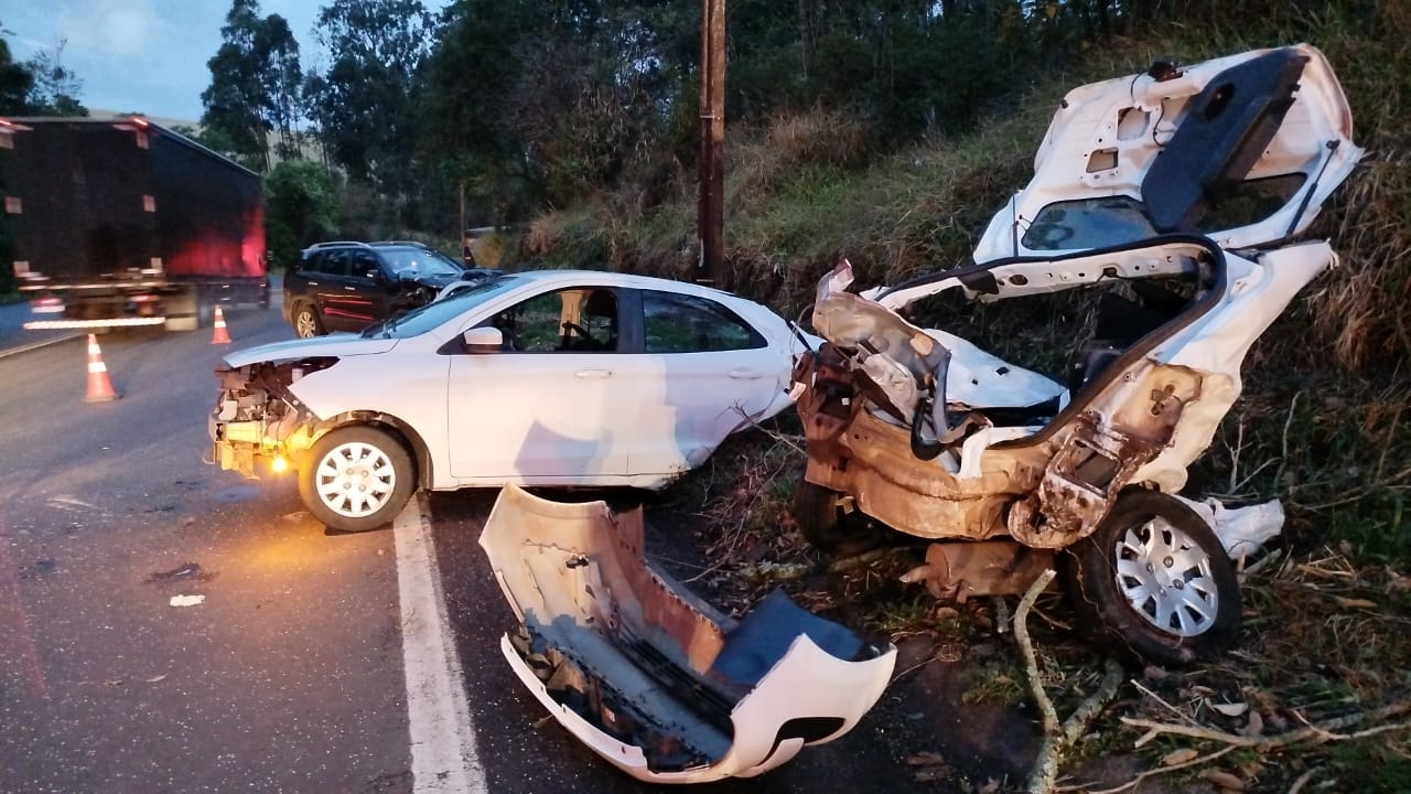 Ford Ka parte ao meio após colisão com caminhonete e mulher morre na hora