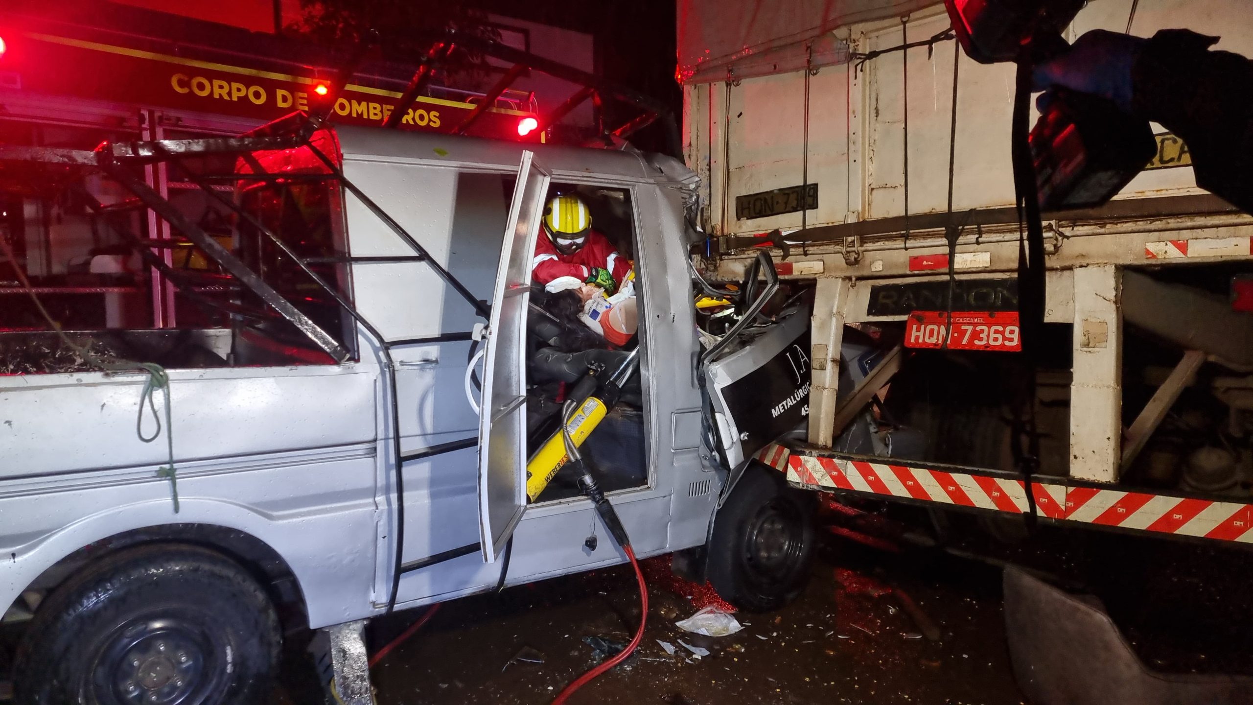 Mulher fica presa às ferragens após colisão em semirreboque; condutora é presa por embriaguez