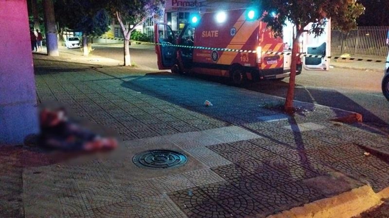 Homens brigam com facas no meio da rua e um deles morre na calçada
