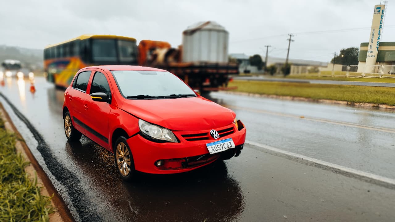 Três carros se envolvem em engavetamento na rodovia BR-277