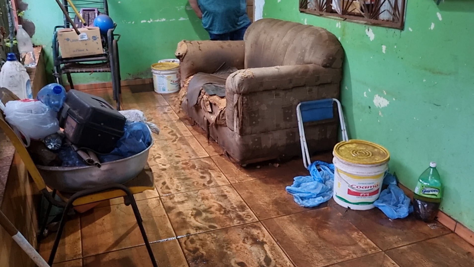 Alagamento molha sofá, cama e guarda-roupa após tempestade na Região Norte