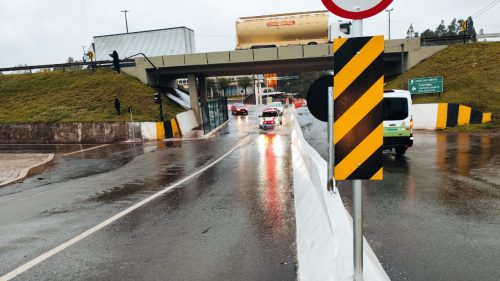 Imagem referente a Após alagamentos no viaduto do XIV de Novembro, Prefeitura realiza obra para ajustar drenagem
