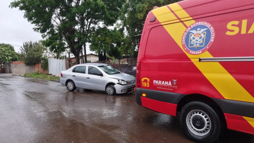 Voyage capota e mulher fica ferida no Bairro Interlagos