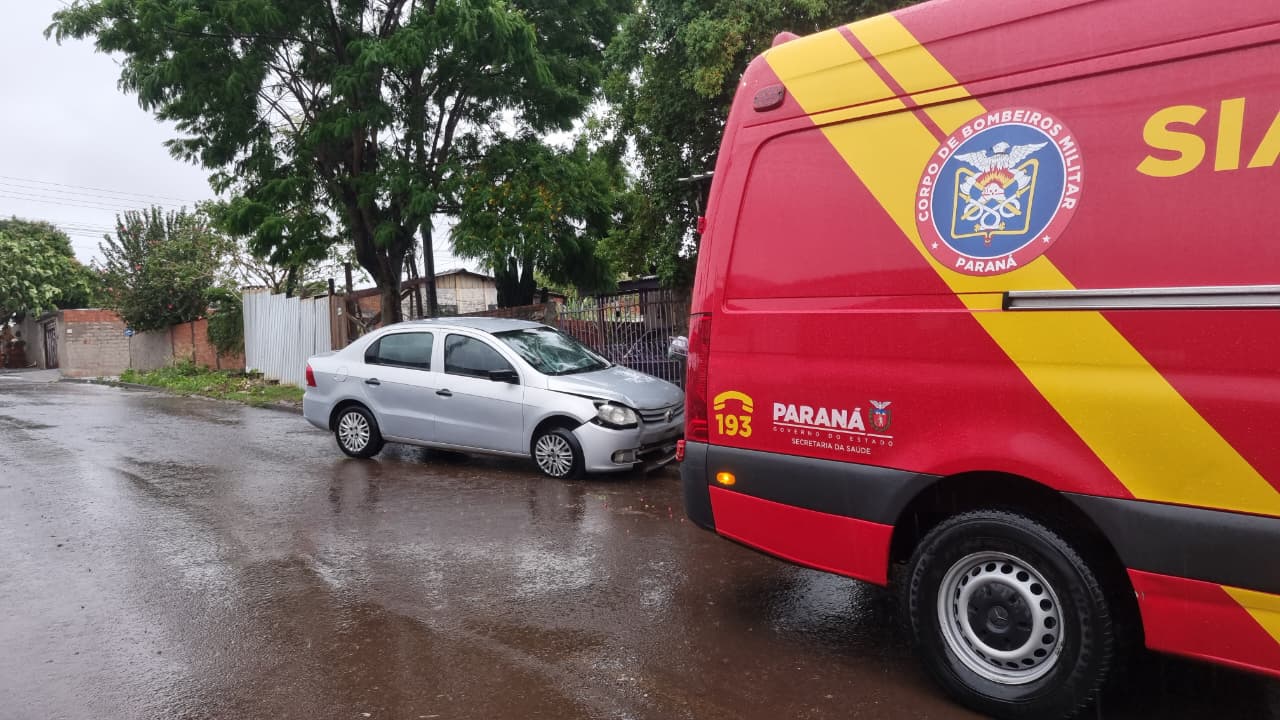 Voyage capota e mulher fica ferida no Bairro Interlagos