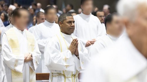 Padre é indiciado por abusos contra 10 vítimas e pode pegar mais de 150 anos de prisão Imagem referente a Padre é indiciado por abusos contra 10 vítimas e pode pegar mais de 150 anos de prisão