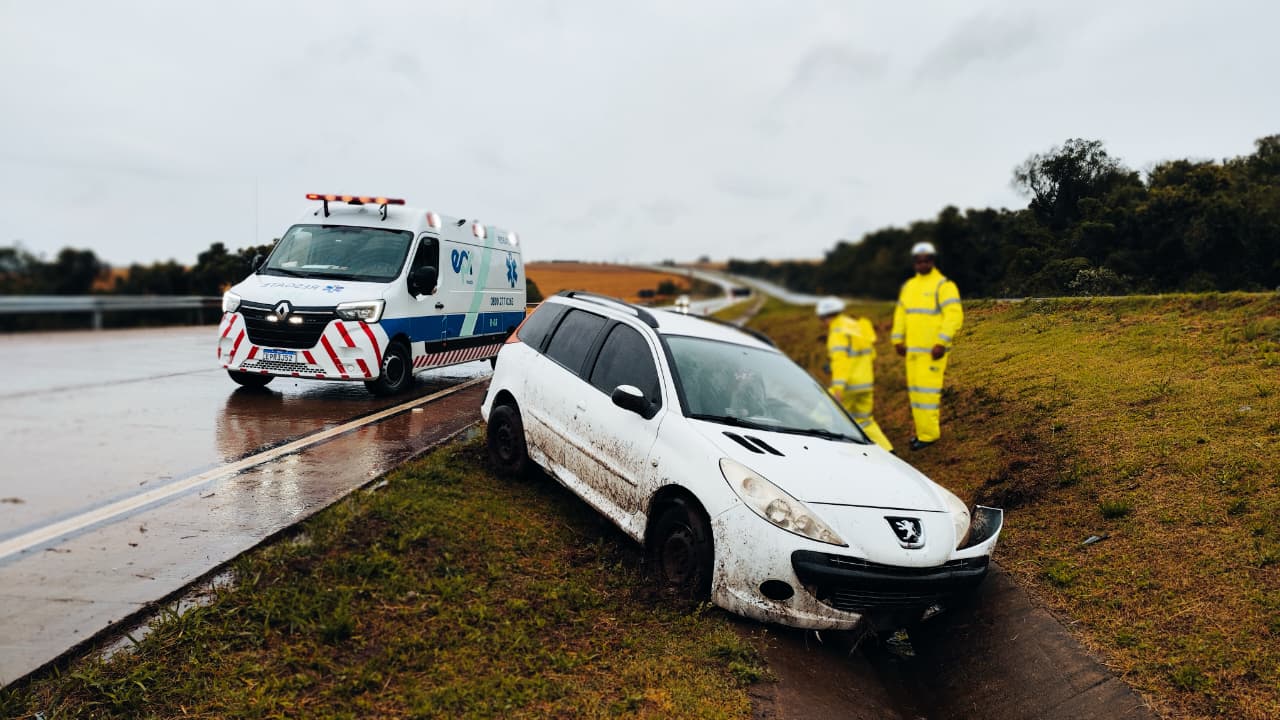 Peugeot 207 sai da pista na BR-163, em Santa Tereza do Oeste