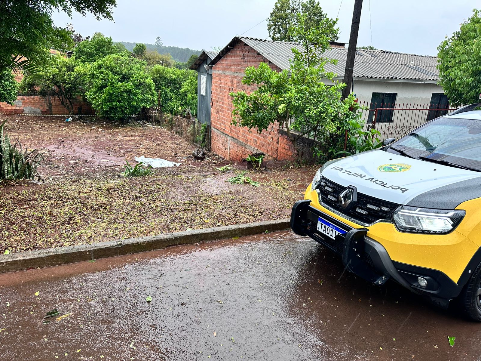 Corpo com ferimento no pescoço é achado em terreno baldio; Morte teria ocorrido durante madrugada no Sudoeste