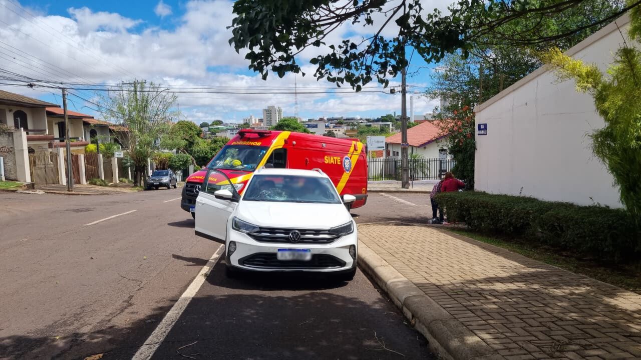 Motociclista é socorrido pelo Siate após ser jogado contra para-brisas de carro no Centro
