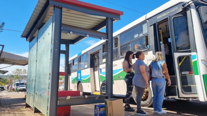 Ponto de ônibus no Floresta tem vidro quebrado e população sofre o prejuízo