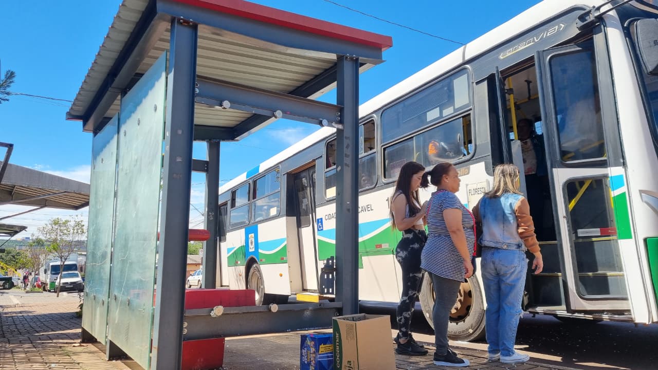 Ponto de ônibus no Floresta tem vidro quebrado e população sofre o prejuízo