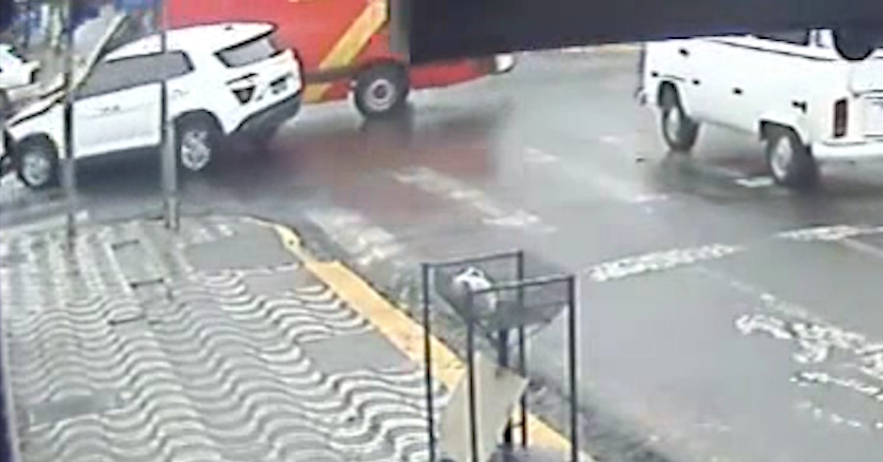 Vídeo mostra momento em que ambulância do Corpo de Bombeiros bate com Hyundai Creta