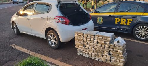 Peugeot carregado com drogas é encaminhado à delegacia em Cascavel após ação da PRF na BR-277 em Céu Azul