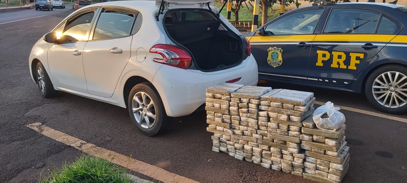 Peugeot carregado com drogas é encaminhado à delegacia em Cascavel após ação da PRF na BR-277 em Céu Azul
