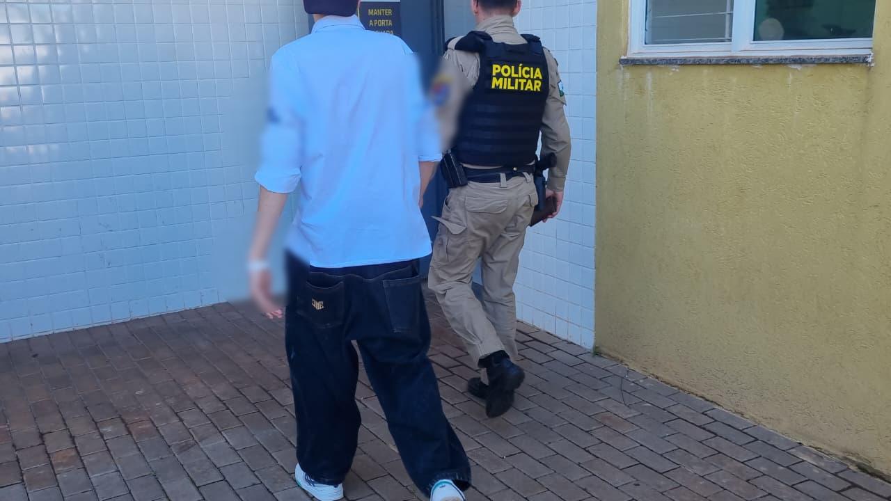Rapaz é detido após entrar em vias de fato com a mãe