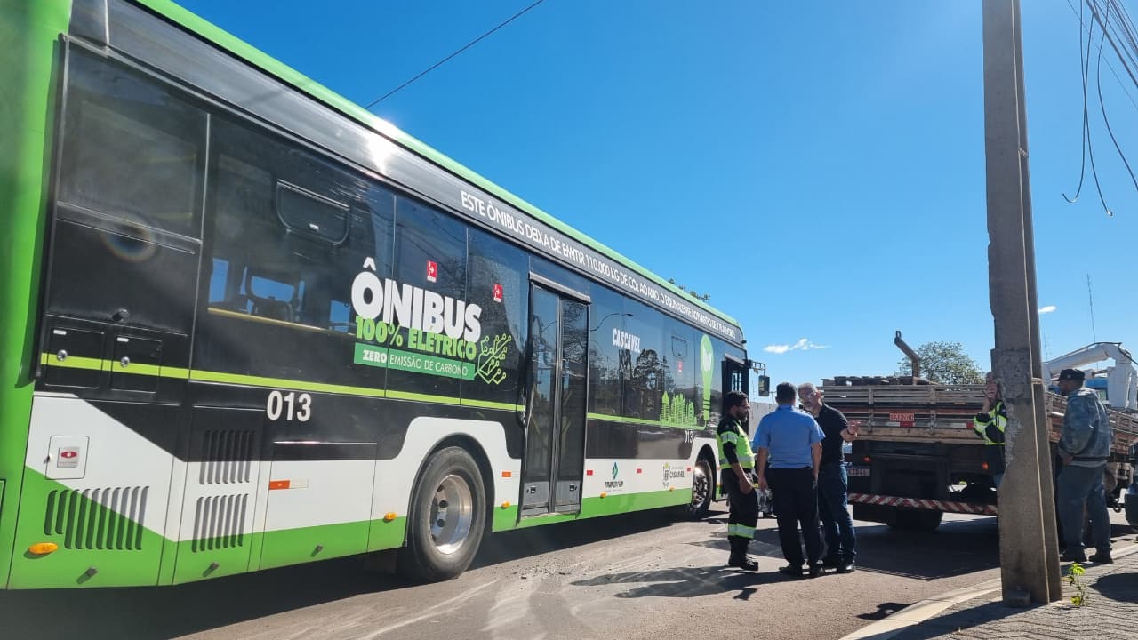 Ônibus elétrico se envolve em acidente com caminhão no bairro Santo Onofre em Cascavel