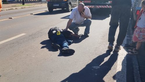 Homem é encontrado caído no meio das pistas da Avenida Brasil, no Centro de Cascavel