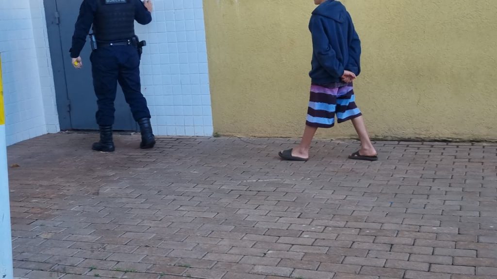 Dois homens são detidos e um menor é apreendido por tráfico de drogas