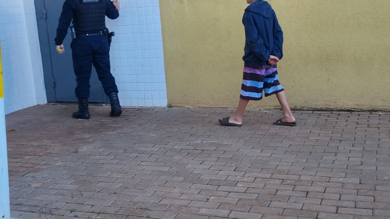 Dois homens são detidos e um menor é apreendido por tráfico de drogas