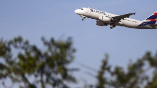 Latam anuncia compra de 24 aviões da Embraer Latam anuncia compra de 24 aviões da Embraer