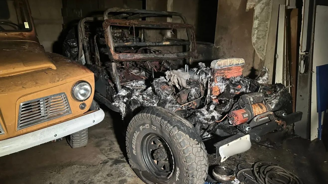 Jeep Willys é destruído em incêndio em depósito de Apucarana