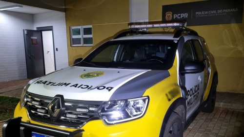 Homem de boné vermelho invade casas, pula muros ao ver moradores em casa mas é pego pela PM Imagem referente a Homem de boné vermelho invade casas, pula muros ao ver moradores em casa mas é pego pela PM