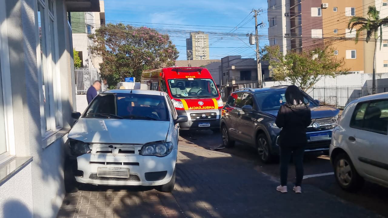 Acidente entre Palio e T-Cross mobiliza Siate no Centro de Cascavel