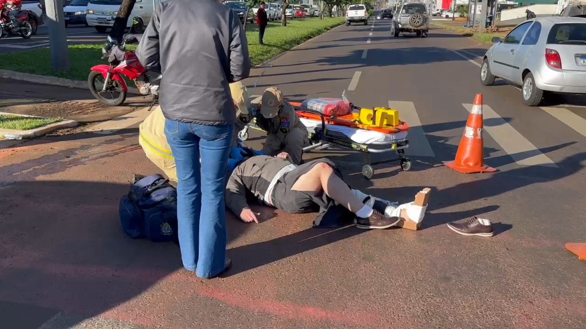 Motociclista sofre lesão grave na perna em acidente em rotatória de Cascavel