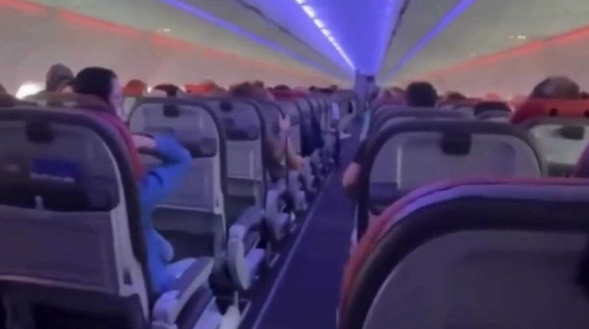 Avião da Latam é atingido por granizo após decolagem em Chapecó e passageiros entram em pânico