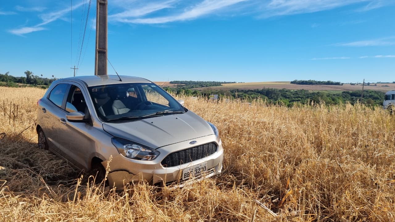 Condutor perde controle e Ford Ka sai da pista entre Toledo e Cascavel
