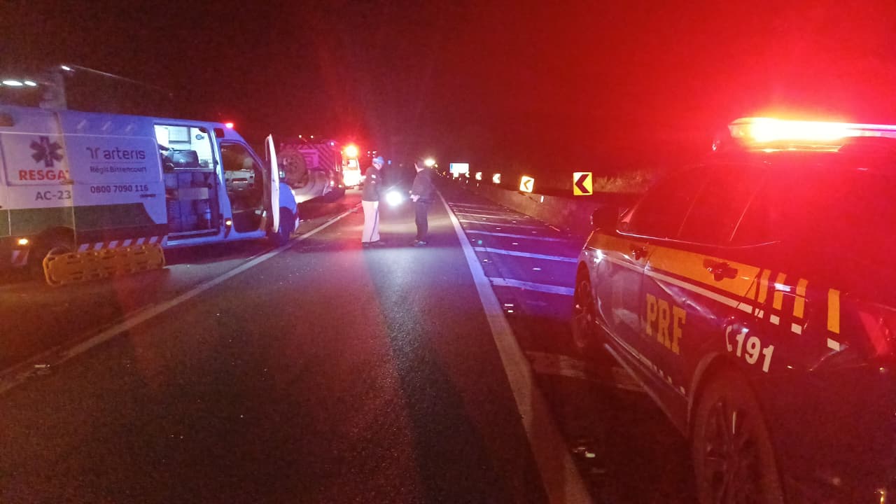 Homem e bebê morrem ejetados em capotamento na BR-116; Mulher foi socorrida em estado grave