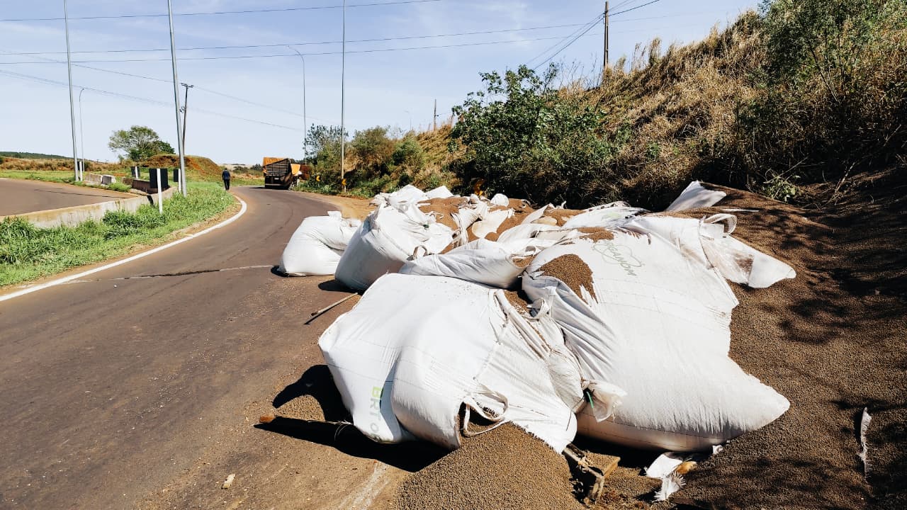 Sacos de adubo caem de caminhão que tentava acessar a BR-163, em Cascavel