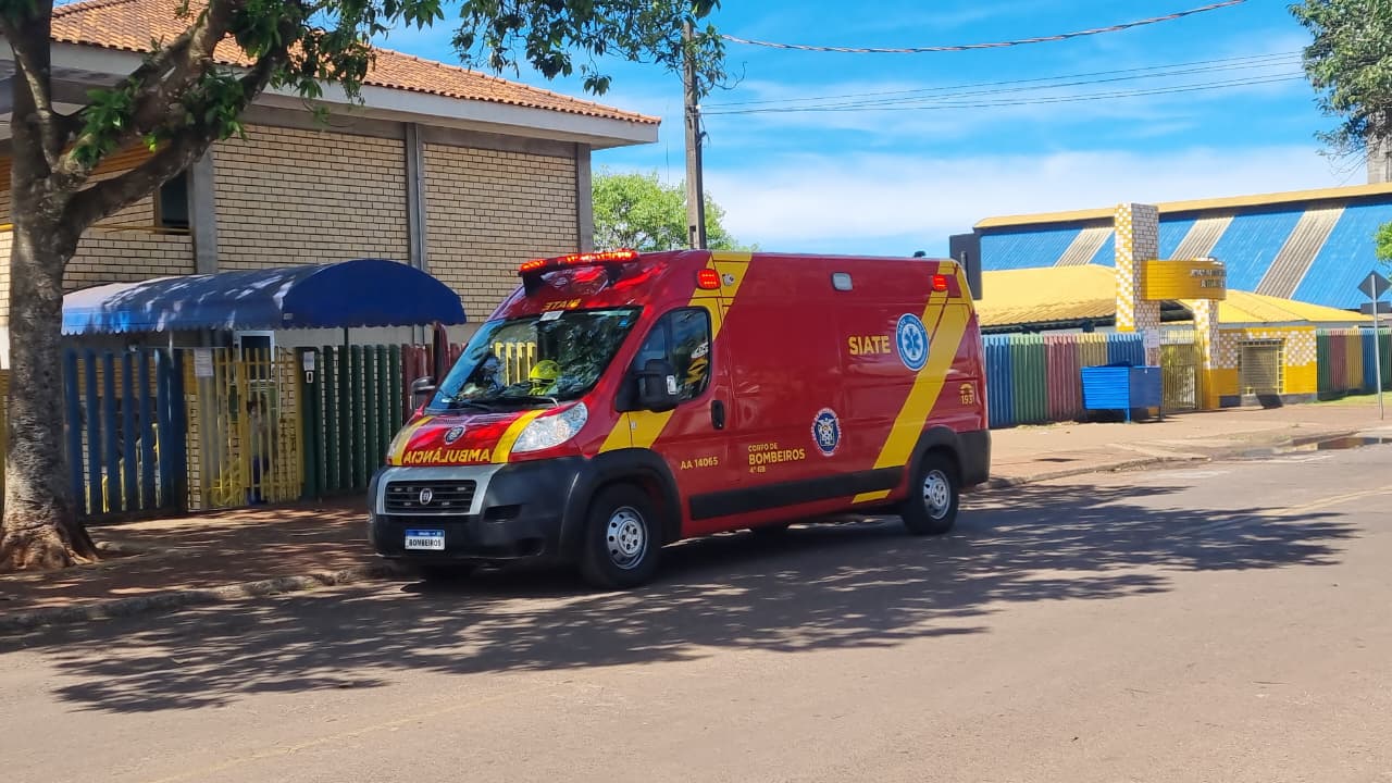 Menino de 9 anos é socorrido após bater a cabeça na Escola Ana Neri