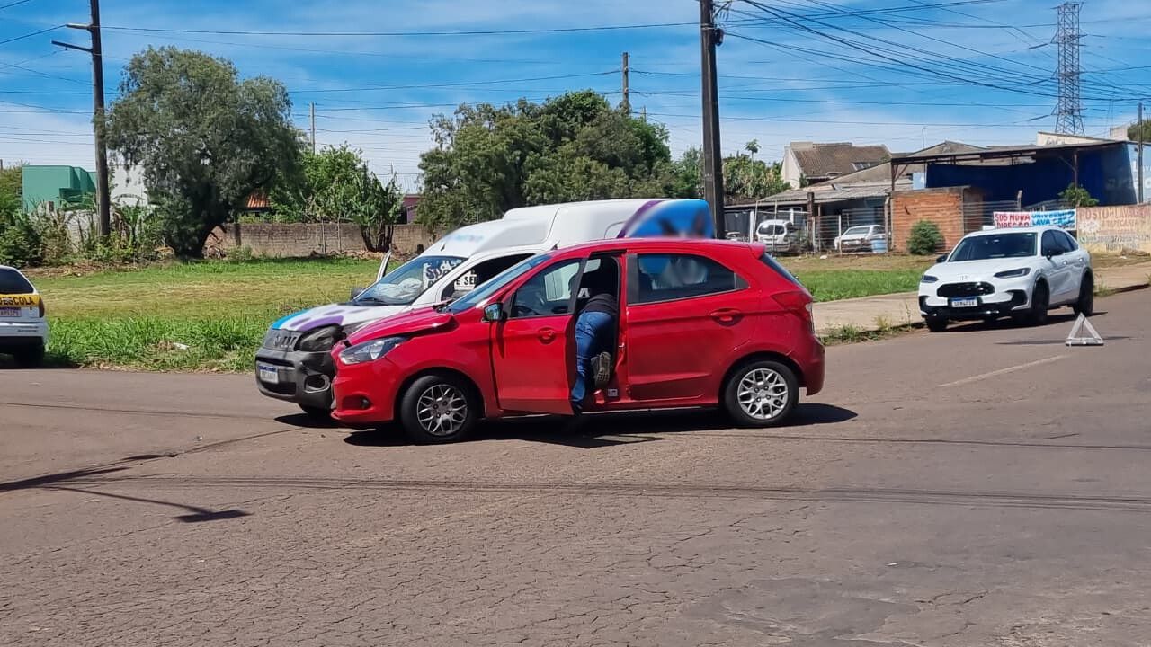 Ford Ka e Fiat Fiorino se envolvem em colisão no Jardim Padovani
