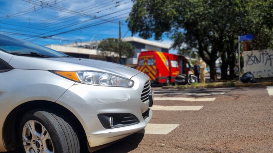 Motociclista, de 18 anos, escapa apenas com arranhões de acidente na Rua São Paulo
