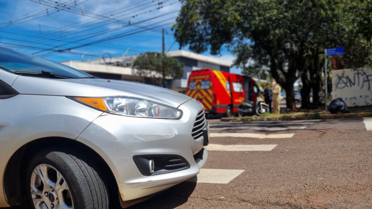 Motociclista, de 18 anos, escapa apenas com arranhões de acidente na Rua São Paulo