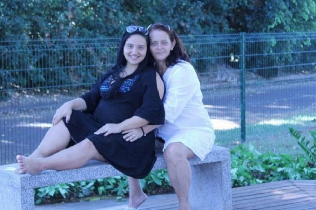 Filha mata mãe a facadas e vai encher bexigas para festa de 15 anos