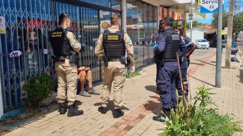 Homem corre atrás de pedestres, grita e fala palavrões na Avenida Carlos Gomes em Cascavel